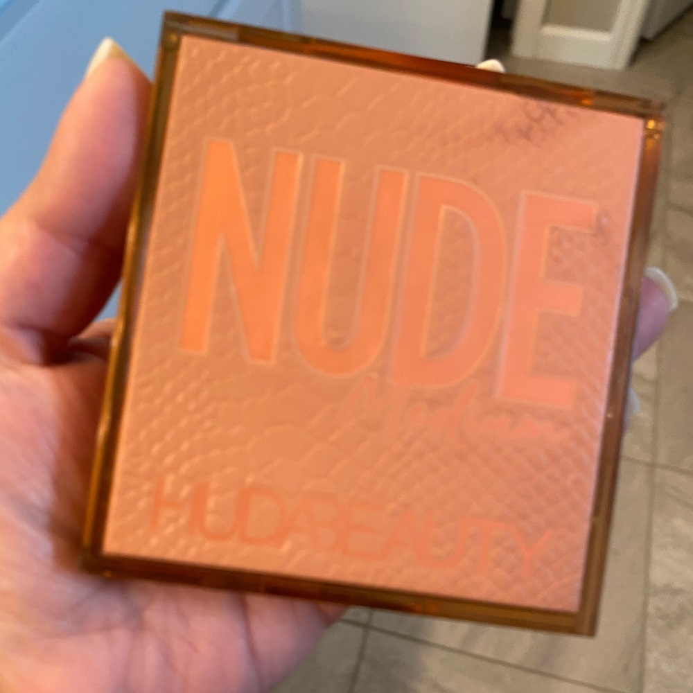 Huda beauty Nude eyeshadow palette